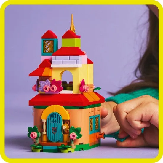 Der LEGO® Disney Encanto Bausatz – Madrigals Haus mit den Figuren Mirabel, Antonio und einem Capybara für endlosen Spielspaß bei Kindern.