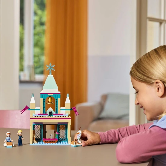 LEGO® Disney Frozen Bausatz – ein magisches Schloss mit Figuren und Schlitten für kreative Kinderunterhaltung.