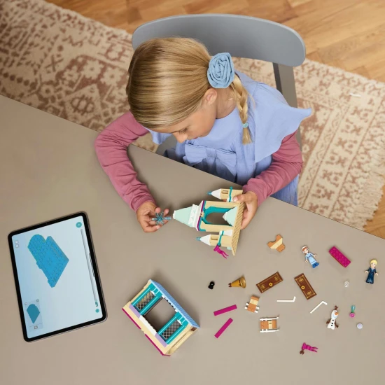 LEGO® Disney Frozen Bausatz – ein magisches Schloss mit Figuren und Schlitten für kreative Kinderunterhaltung.