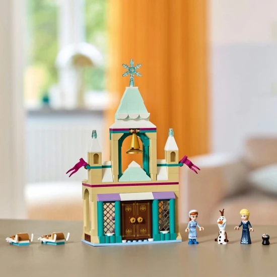 LEGO® Disney Frozen Bausatz – ein magisches Schloss mit Figuren und Schlitten für kreative Kinderunterhaltung.