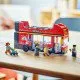 Ein toller LEGO® Doppeldecker-Sightseeingbus mit bequemen Sitzen auf beiden Etagen, aufwendigen Details und diversem Spielzubehör wie Mikrofon, Telefon und Kamera.