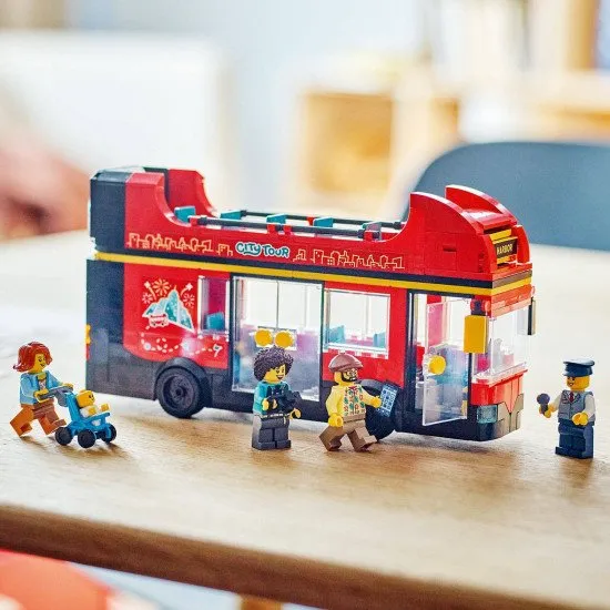 Ein toller LEGO® Doppeldecker-Sightseeingbus mit bequemen Sitzen auf beiden Etagen, aufwendigen Details und diversem Spielzubehör wie Mikrofon, Telefon und Kamera.