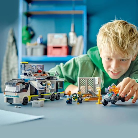 LEGO CITY Mobiles Kriminallabor mit Truck, der sich öffnen lässt und einen zweistöckigen Tatort mit Karte, Mikroskop, Kaffeemaschine und Gefängnis preisgibt, komplett mit Polizisten, Wissenschaftlern und Verbrecher-Minifiguren.
