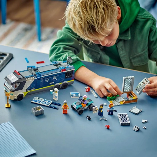 LEGO CITY Mobiles Kriminallabor mit Truck, der sich öffnen lässt und einen zweistöckigen Tatort mit Karte, Mikroskop, Kaffeemaschine und Gefängnis preisgibt, komplett mit Polizisten, Wissenschaftlern und Verbrecher-Minifiguren.