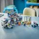 LEGO CITY Mobiles Kriminallabor mit Truck, der sich öffnen lässt und einen zweistöckigen Tatort mit Karte, Mikroskop, Kaffeemaschine und Gefängnis preisgibt, komplett mit Polizisten, Wissenschaftlern und Verbrecher-Minifiguren.
