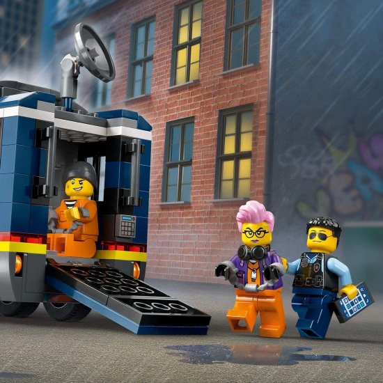 LEGO CITY Mobiles Kriminallabor mit Truck, der sich öffnen lässt und einen zweistöckigen Tatort mit Karte, Mikroskop, Kaffeemaschine und Gefängnis preisgibt, komplett mit Polizisten, Wissenschaftlern und Verbrecher-Minifiguren.