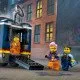 LEGO CITY Mobiles Kriminallabor mit Truck, der sich öffnen lässt und einen zweistöckigen Tatort mit Karte, Mikroskop, Kaffeemaschine und Gefängnis preisgibt, komplett mit Polizisten, Wissenschaftlern und Verbrecher-Minifiguren.