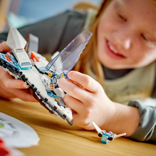 LEGO CITY Ein interstellares Raumschiff mit ausklappbaren Haupttriebwerken, einer Spielzeugbatterie für einen schnellen Start und einer Drohne, die sich in einen Jetpack für eine Minifigur der Raumfahrer verwandelt.