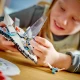 LEGO CITY Ein interstellares Raumschiff mit ausklappbaren Haupttriebwerken, einer Spielzeugbatterie für einen schnellen Start und einer Drohne, die sich in einen Jetpack für eine Minifigur der Raumfahrer verwandelt.