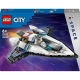 LEGO CITY Ein interstellares Raumschiff mit ausklappbaren Haupttriebwerken, einer Spielzeugbatterie für einen schnellen Start und einer Drohne, die sich in einen Jetpack für eine Minifigur der Raumfahrer verwandelt.