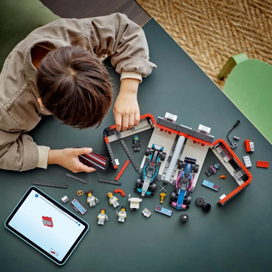 LEGO CITY F1® Garage mit startklaren Rennwagen von Mercedes-AMG und Alpine.