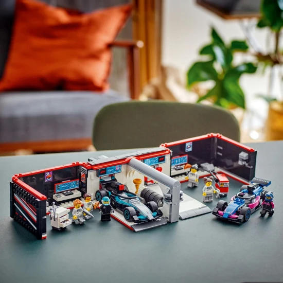 LEGO CITY F1® Garage mit startklaren Rennwagen von Mercedes-AMG und Alpine.
