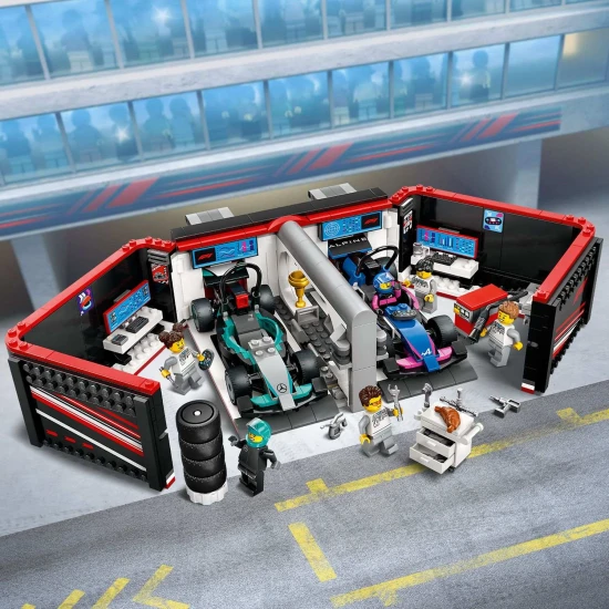 LEGO CITY F1® Garage mit startklaren Rennwagen von Mercedes-AMG und Alpine.