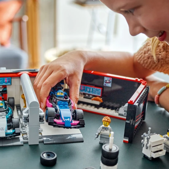 LEGO CITY F1® Garage mit startklaren Rennwagen von Mercedes-AMG und Alpine.