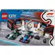 LEGO CITY F1® Garage mit startklaren Rennwagen von Mercedes-AMG und Alpine.