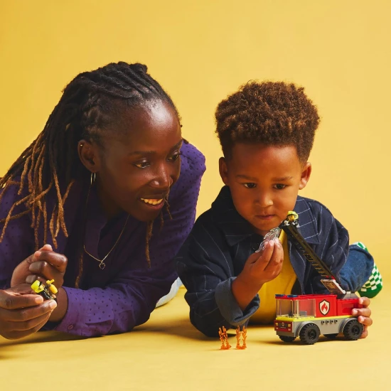 LEGO CITY Feuerwehrauto mit Leiter, bereit zum Einsatz bei einem Brand