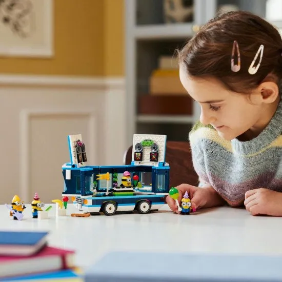 LEGO Me the Bad 4 75581 Mimoni und ihr musikalischer Partybus – kreatives Bauset mit einem aufklappbaren Bus, Party-Equipment und 4 Mimoni-Figuren, inklusive Mega Mimoni Gus.