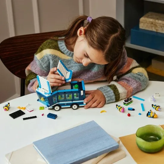 LEGO Me the Bad 4 75581 Mimoni und ihr musikalischer Partybus – kreatives Bauset mit einem aufklappbaren Bus, Party-Equipment und 4 Mimoni-Figuren, inklusive Mega Mimoni Gus.