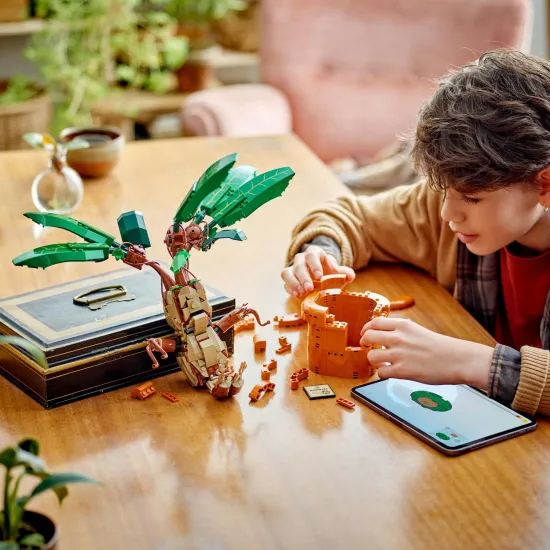 LEGO Harry Potter Mandragora in einem Topf mit beweglichen Blättern und Körper, inspiriert von der Filmreihe.