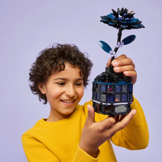 LEGO Wednesday 76784 Schwarze Dahlie mit Wednesday Addams und Professorin Thornhill