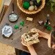 LEGO® Jurassic World T-Rex-Schädel- und Fossilien-Spielset für Kinder, mit einem Ständer mit Informationsschild, aufklappbarem Maul und verstecktem „Bernstein“-Stück.