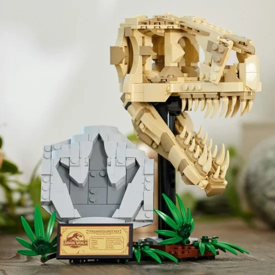 LEGO® Jurassic World T-Rex-Schädel- und Fossilien-Spielset für Kinder, mit einem Ständer mit Informationsschild, aufklappbarem Maul und verstecktem „Bernstein“-Stück.