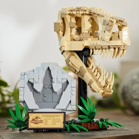 LEGO® Jurassic World T-Rex-Schädel- und Fossilien-Spielset für Kinder, mit einem Ständer mit Informationsschild, aufklappbarem Maul und verstecktem „Bernstein“-Stück.