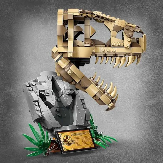 LEGO® Jurassic World T-Rex-Schädel- und Fossilien-Spielset für Kinder, mit einem Ständer mit Informationsschild, aufklappbarem Maul und verstecktem „Bernstein“-Stück.