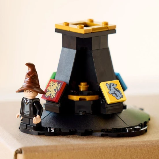 „LEGO Harry Potter Sprechender Sprechender Hut – Harry Potter Minifigur und Hut auf Ständer