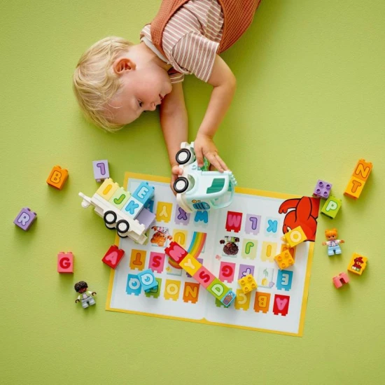 Der LEGO DUPLO Alphabet-Truck ist die perfekte Einführung in die Buchstabenwelt für Vorschulkinder.
