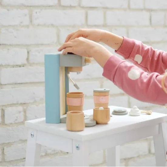Leckere Kaffeemaschine aus Holz mit Zubehör für kleine Baristas.