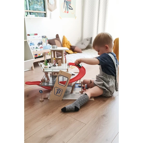 Dreistöckige Garage mit Magnetelementen für kleine Rennfahrer.