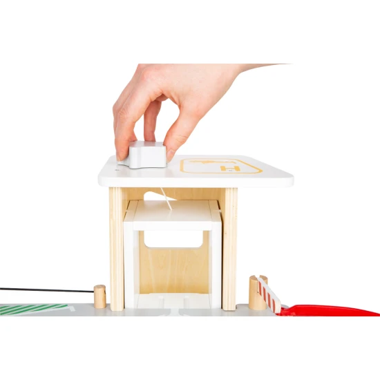 Dreistöckige Garage mit Magnetelementen für kleine Rennfahrer.