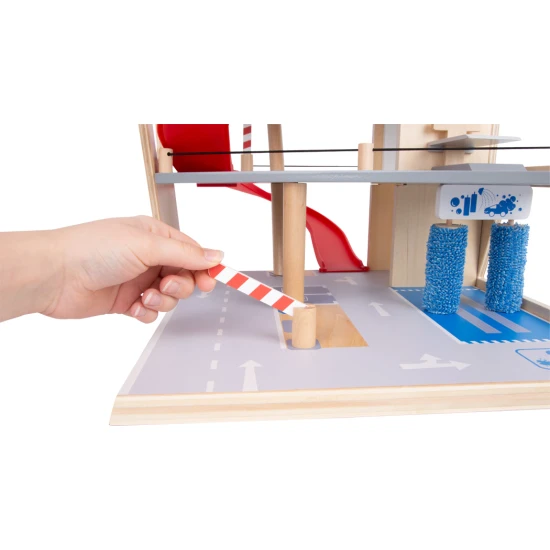 Dreistöckige Garage mit Magnetelementen für kleine Rennfahrer.