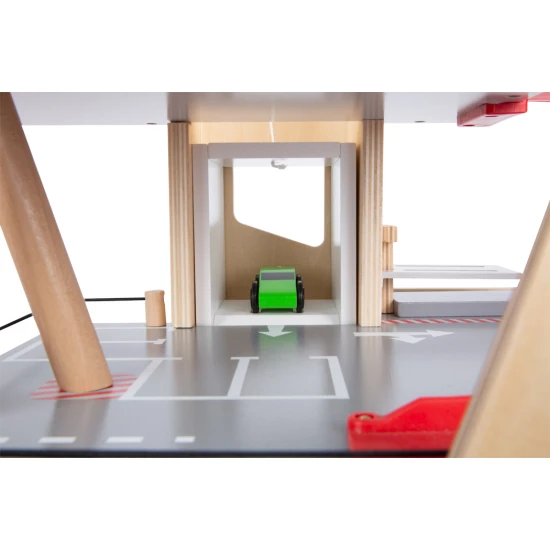 Dreistöckige Garage mit Magnetelementen für kleine Rennfahrer.