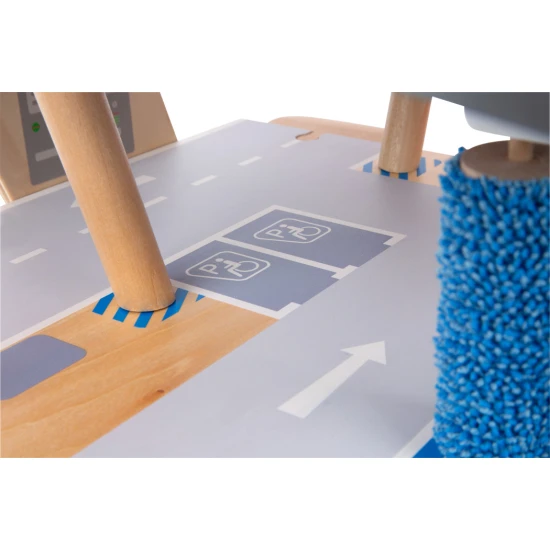 Dreistöckige Garage mit Magnetelementen für kleine Rennfahrer.