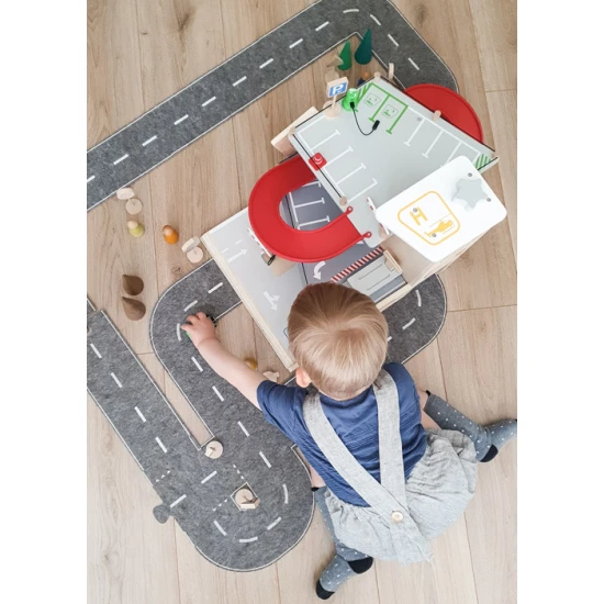 Dreistöckige Garage mit Magnetelementen für kleine Rennfahrer.