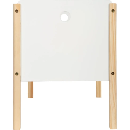 Weißes Puppenbett aus Holz mit Laken.