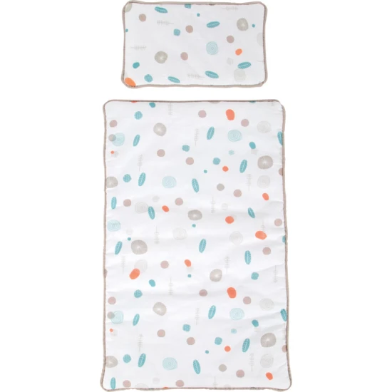 Weißes Puppenbett aus Holz mit Laken.