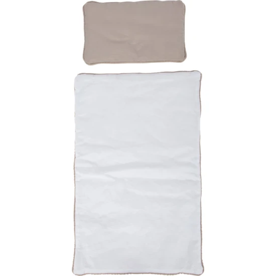 Weißes Puppenbett aus Holz mit Laken.