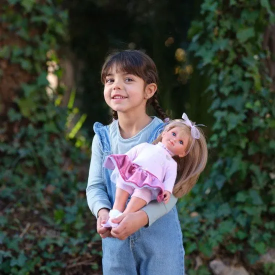 Puppe ohne Ton, 35 cm, mit weichem Stoffkörper und langen Haaren am ganzen Kopf, handgefertigt in Spanien, in einer Geschenkbox, geeignet für Kinder ab 3 Jahren.