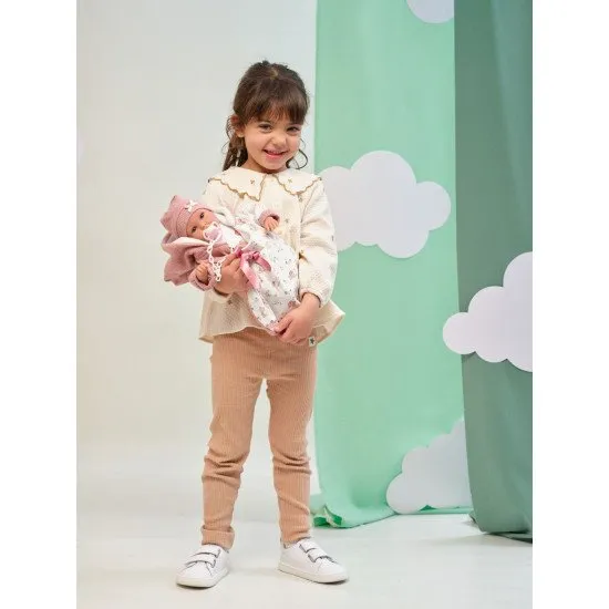 Sprechendes Baby von Llorens mit weichem Stoffkörper, 36 cm, das die Geräusche „Mama“, „Papa“ und Weinen macht, geeignet für Kinder ab 3 Jahren.