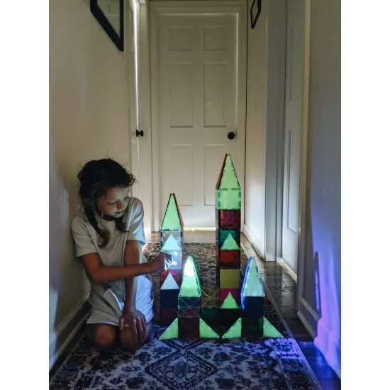 Ein origineller magnetischer Bausatz, der im Dunkeln leuchtet.