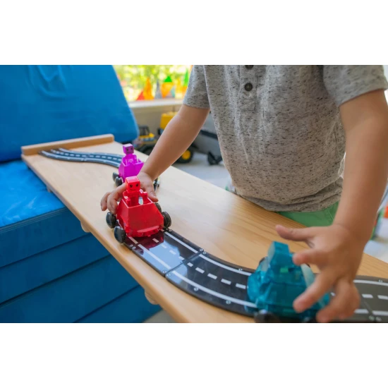 Machen Sie sich bereit für das Rennen mit dem magnetischen Bausatz „Dashers“.