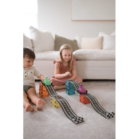 Magnetischer Bausatz Downhill Duo 40-teilig. Ein tolles Geschenk für Kinder, die Autos lieben.