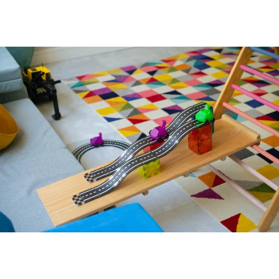 Magnetischer Bausatz Downhill Duo 40-teilig. Ein tolles Geschenk für Kinder, die Autos lieben.