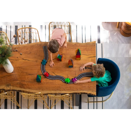 Mit dem Magnetbausatz lassen sich Wege unterschiedlicher Art erstellen.