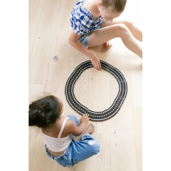 Mit dem Magnetbausatz lassen sich Wege unterschiedlicher Art erstellen.