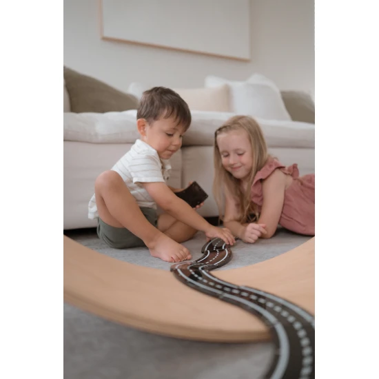 Mit dem Magnetbausatz lassen sich Wege unterschiedlicher Art erstellen.