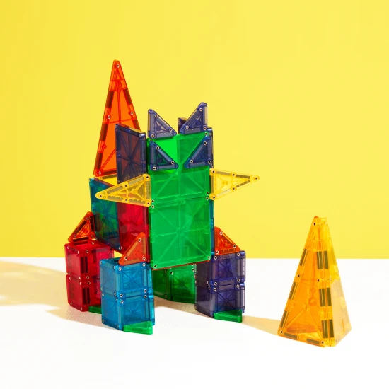 Das MAGNA-TILES-Bauset kombiniert große und kleine Teile.